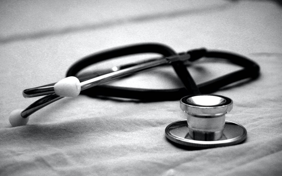 A black-and-white photo of a stethoscope.